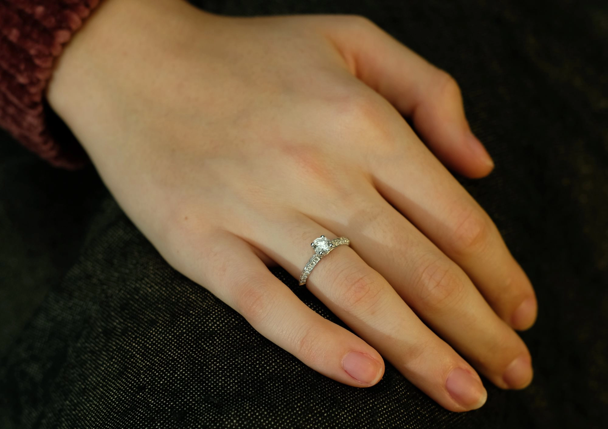 Bague de fiançailles Scintillante en or jaune 18k, micropavée sur épaules biseautées – Image 5