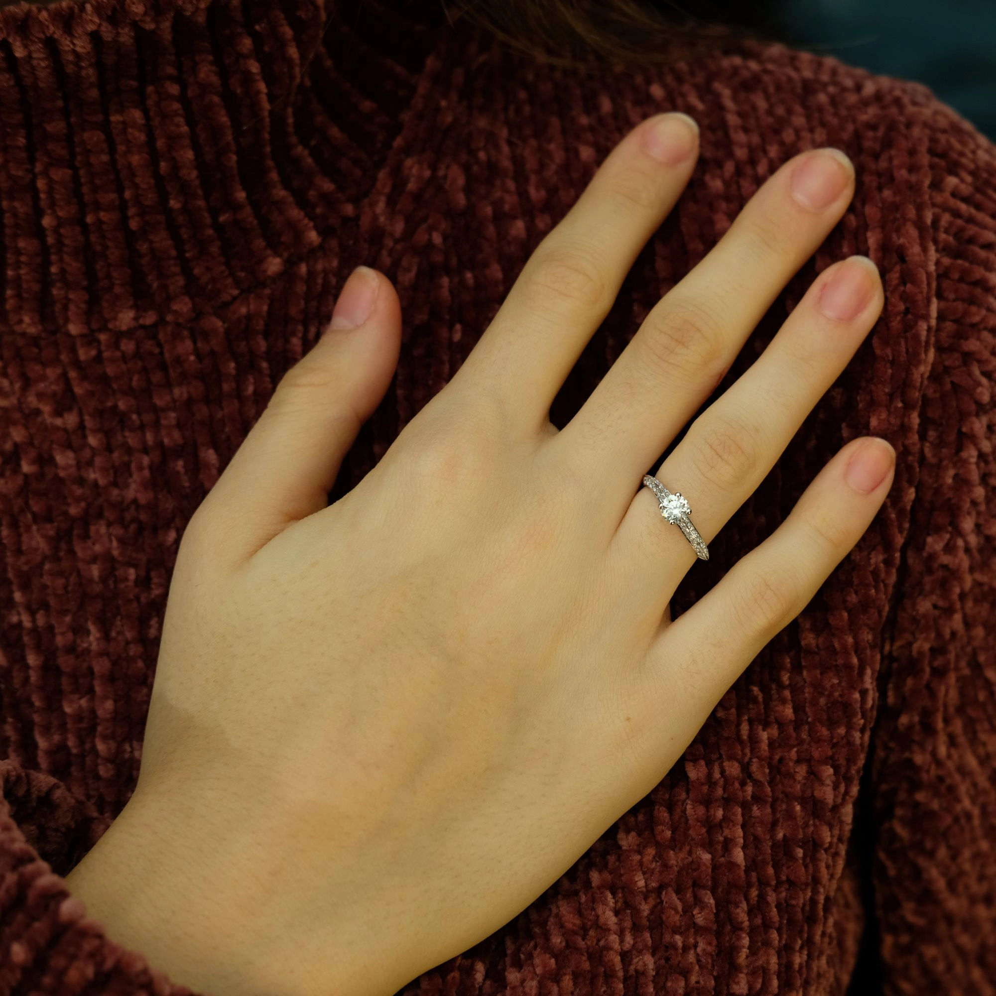 Bague de fiançailles Scintillante en or jaune 18k, micropavée sur épaules biseautées – Image 6