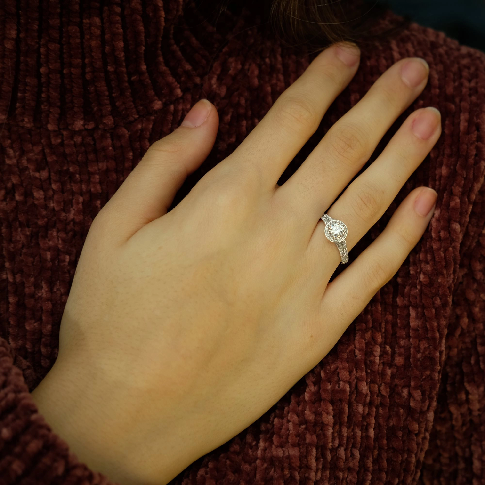 Bague de fiançailles Majestueuse en or jaune 18k, halo sur anneau fendu et pavé – Image 6
