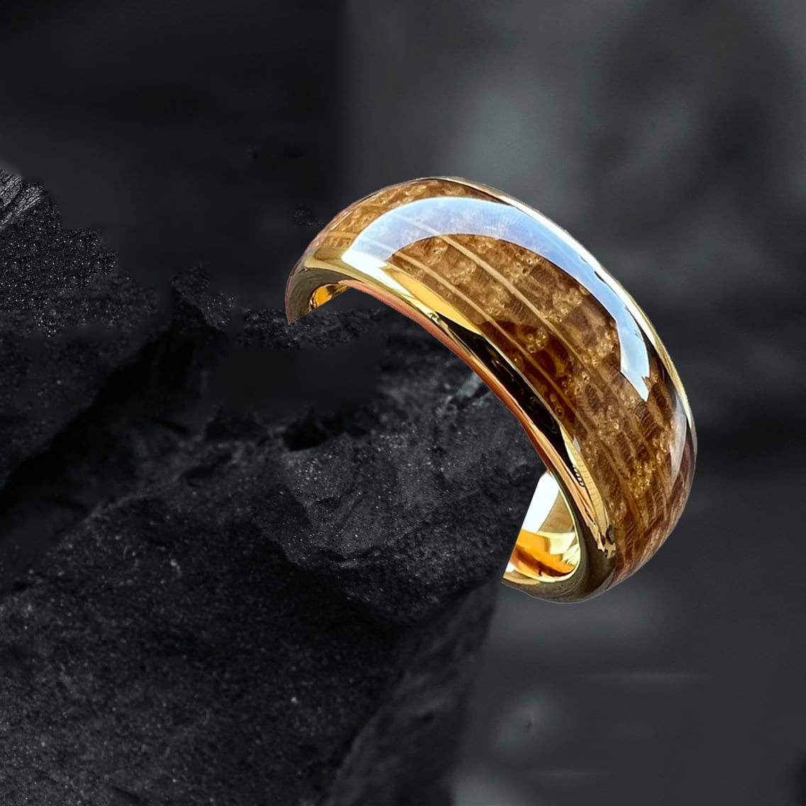 BAGUE EN BOIS – Bois de Chêne et Tungstène or – Image 3